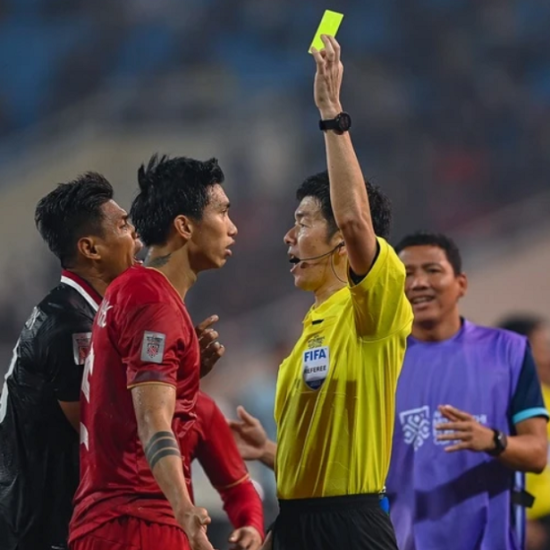 Thẻ vàng trong bóng đá là gì? Ý nghĩa, luật lệ
