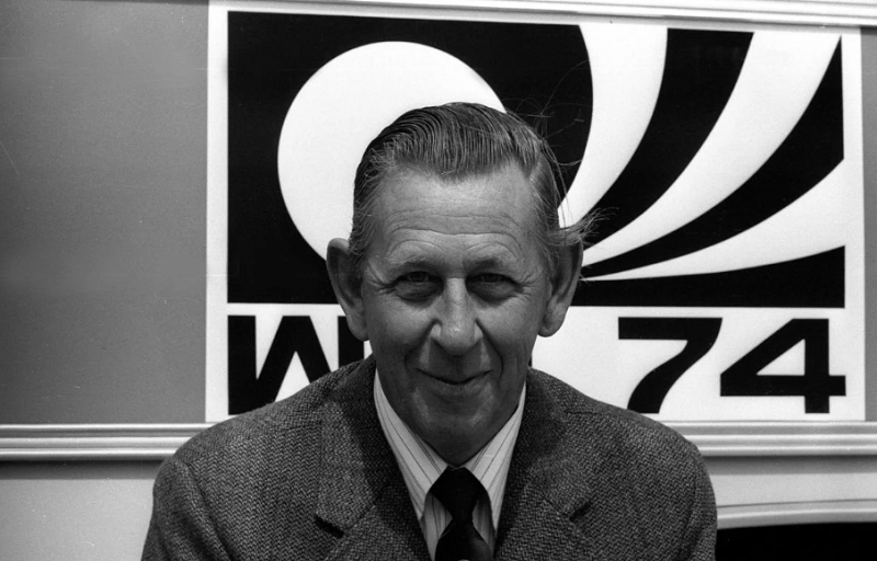 Ken Aston - Trọng tài người Anh khởi xướng ý tưởng dùng thẻ vàng và thẻ đỏ.