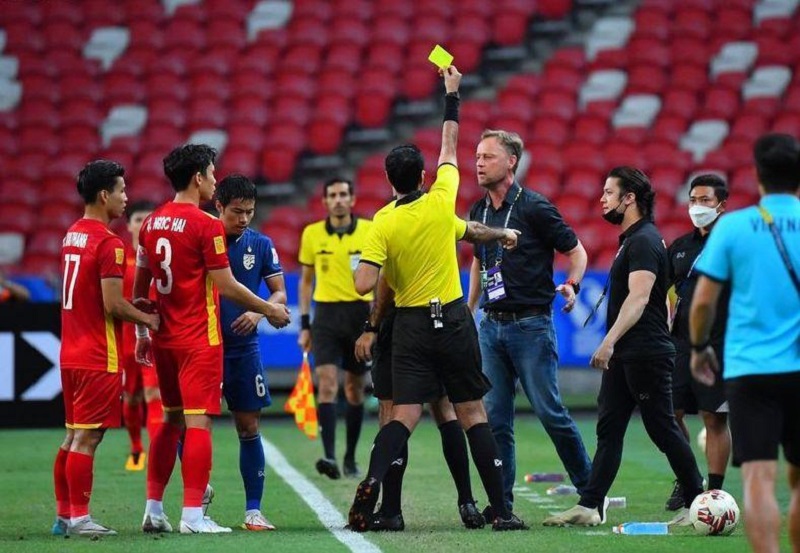 Các cầu thủ dễ nhận thẻ vàng khi có hành vi phản ứng thái quá với trọng tài.