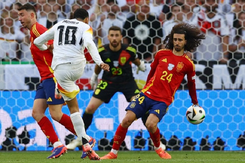 Một tình huống va chạm quyết liệt dẫn đến án phạt thẻ vàng trực tiếp.