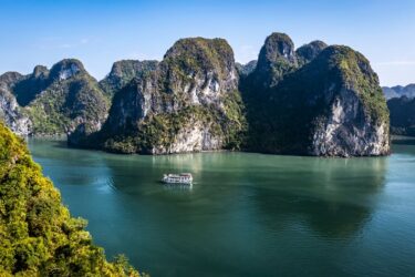 Vịnh Hạ Long thuộc khu vực biển nào của Việt Nam hiện nay?