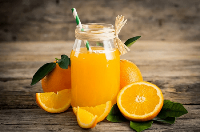 Ly nước cam tươi – Biểu tượng của nguồn năng lượng và sự tươi mới cho khởi đầu ngày làm việc hiệu quả.