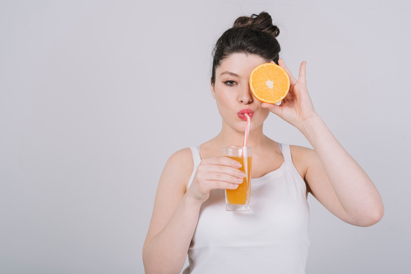 Sử dụng ống hút khi uống nước cam là giải pháp thông minh giúp hạn chế axit citric tiếp xúc làm mòn men răng.