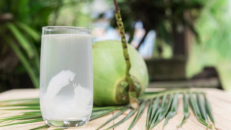 Nước dừa giúp cấp ẩm và làm đẹp da tự nhiên