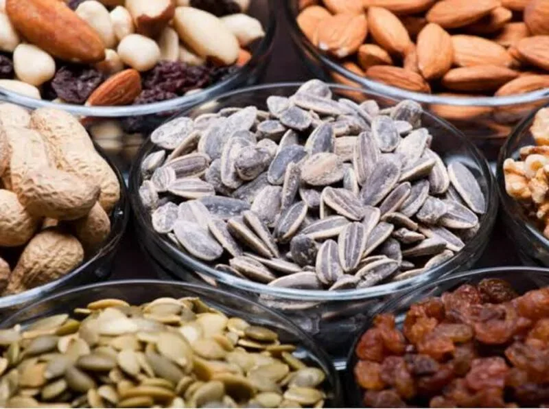 Nhóm hạt giàu vitamin E, chất béo tốt và có thể dùng làm bữa phụ tiện lợi
