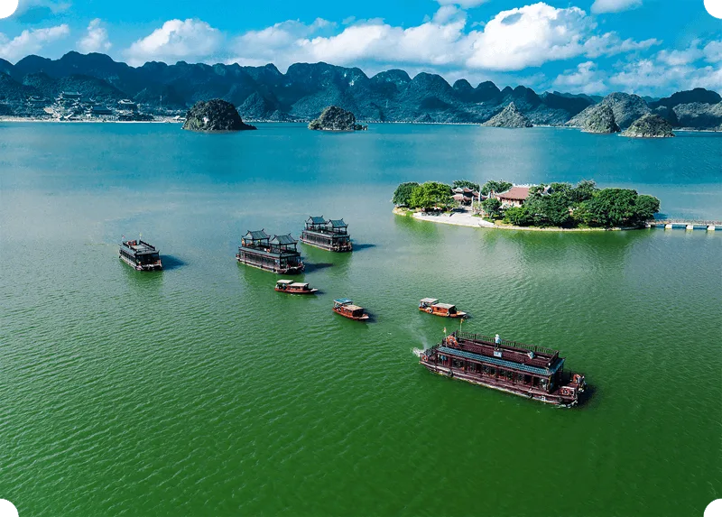 Du ngoạn bằng thuyền trên lòng hồ Tam Chúc rộng lớn ngắm cảnh sơn thủy.