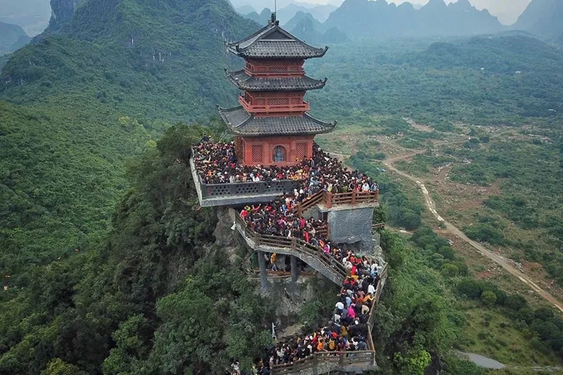 Chùa Ngọc tọa lạc kiêu hãnh trên đỉnh núi Thất Tinh cao 468m.