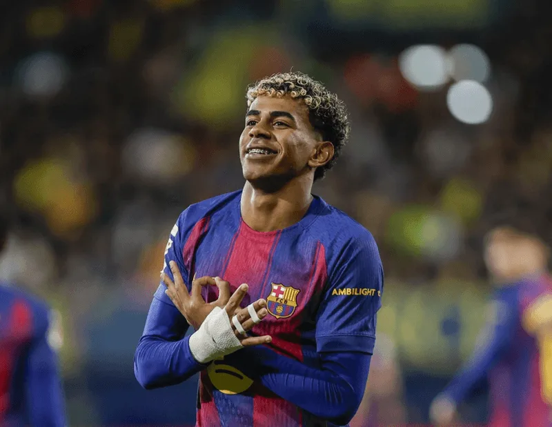 Yamal tỏa sáng rực rỡ trong màu áo câu lạc bộ Barcelona và tuyển Tây Ban Nha.