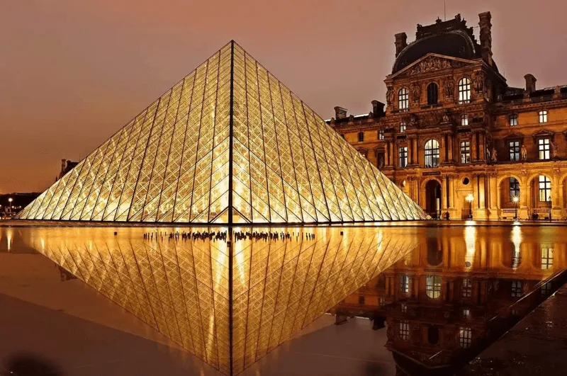 Kim tự tháp kính – biểu tượng kiến trúc của Louvre.