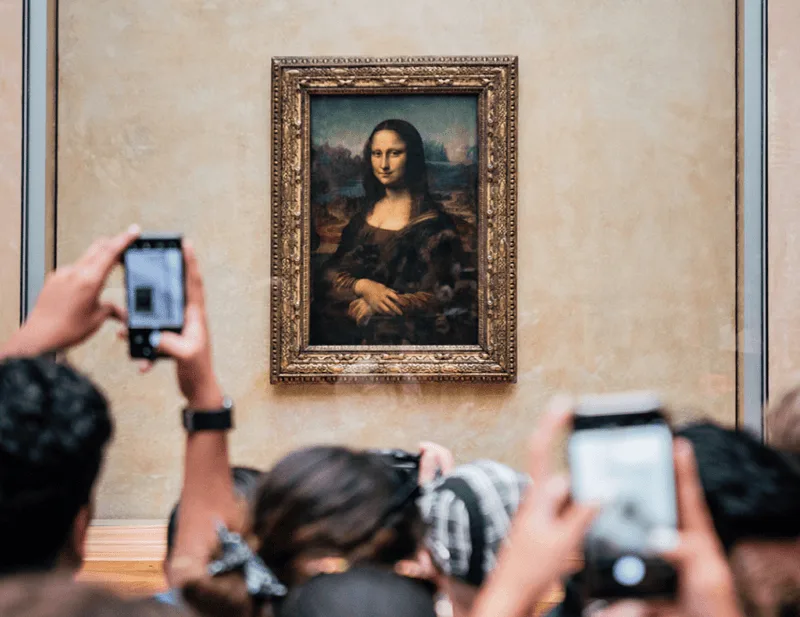 Mona Lisa là kiệt tác nổi tiếng nhất tại Louvre.