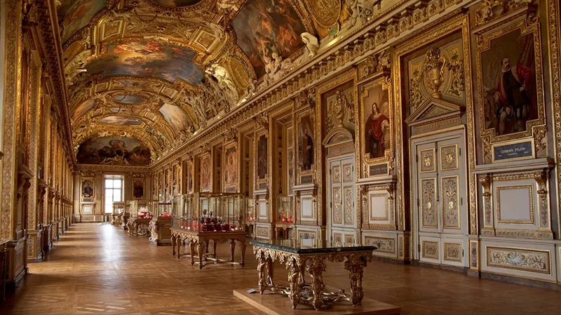 Không gian trưng bày nghệ thuật bên trong bảo tàng Louvre.