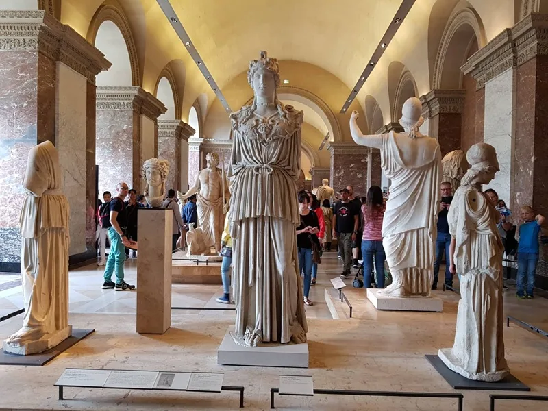 Louvre lưu giữ kho tàng nghệ thuật qua nhiều thế kỷ.