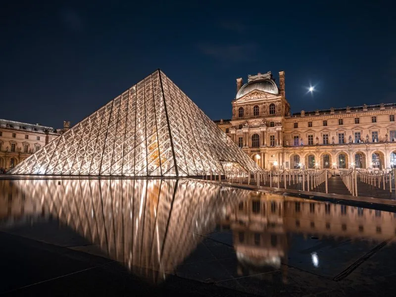 Bảo tàng Louvre nổi tiếng giữa lòng Paris.