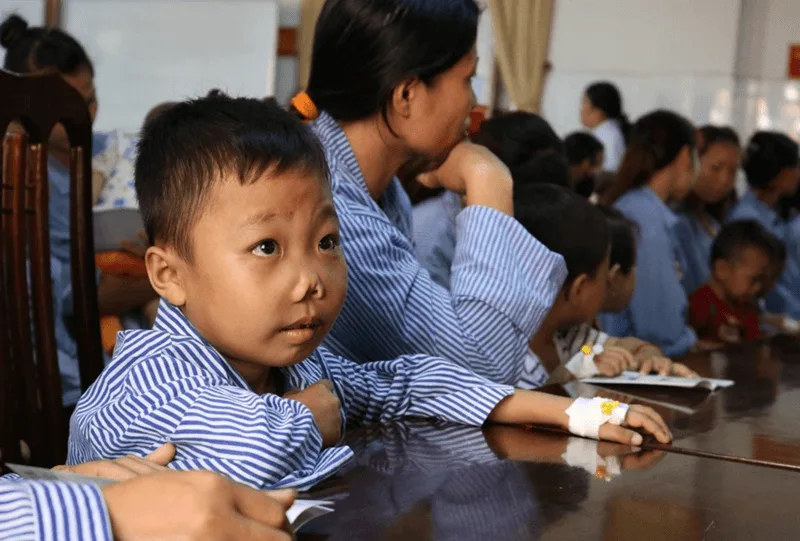 Quá trình vỡ hồng cầu liên tục dẫn đến tình trạng thiếu máu mạn tính và biến dạng xương.